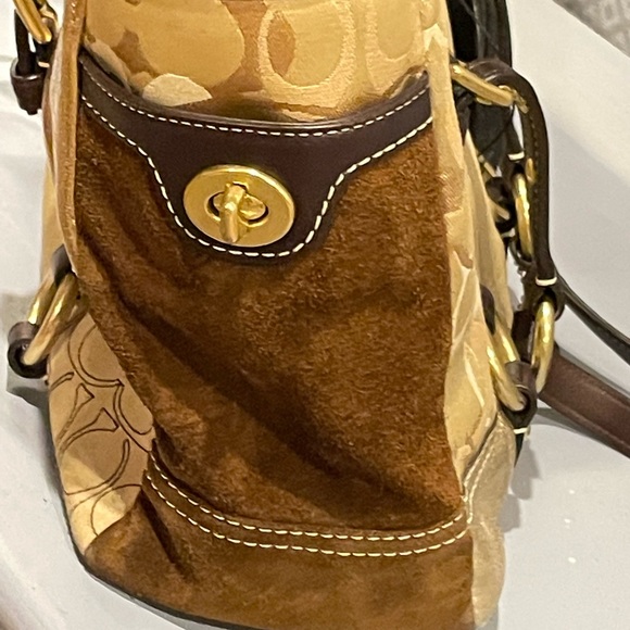 🤩 Coach Signature Gallery Logo Patchwork Shopper Tote so soft and roomy.🤩🎁 - Picture 6 of 10